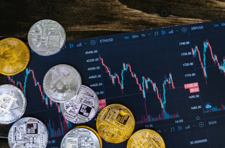 Can beginners use FintechZoom to invest in Bitcoin and stocks?