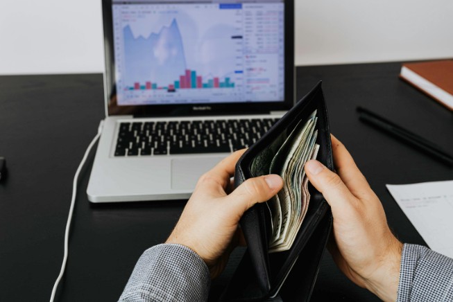 Risks of Holding Cash in a Stocks