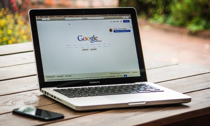 Can fake reviews be traced