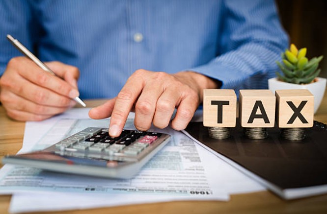 How is the income tax calculated